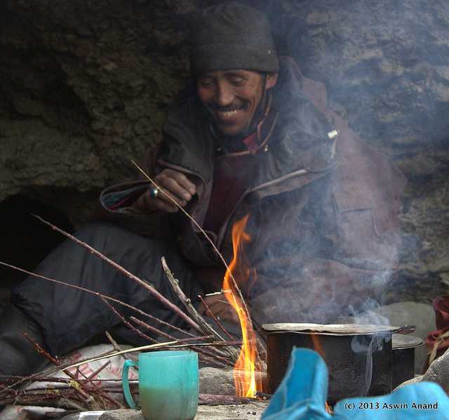 Locals preparing food, chadar trek