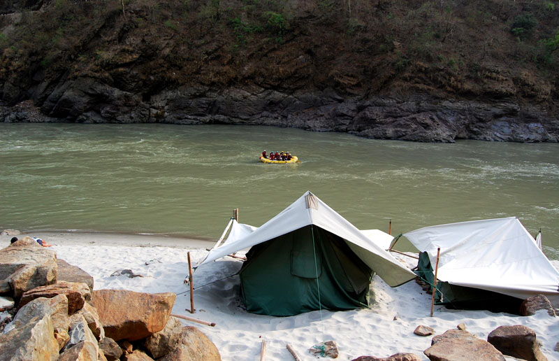 A_camp_site_by_the_Ganga,_Rishikesh