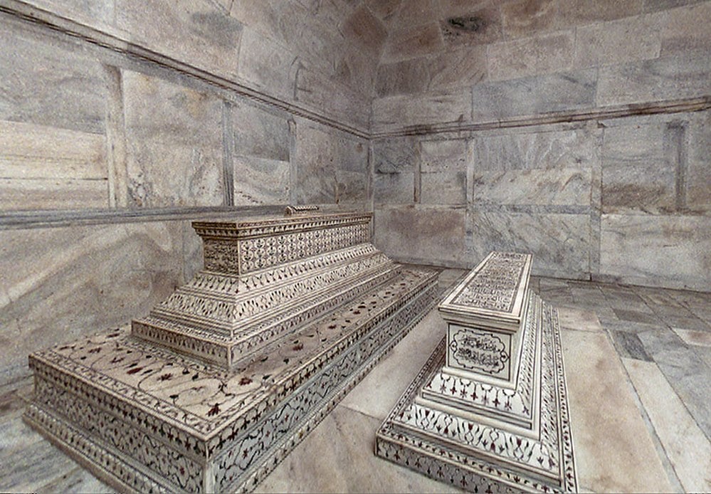 The actual tombs of mumtaz mahal and shah jahan in the lower level of Taj Mahal