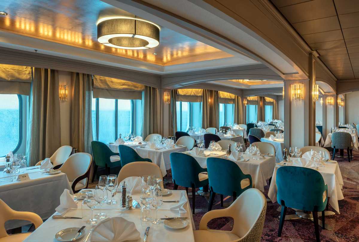 15 Cruises in Hong Kong to Experience Luxury at Sea | Holidify