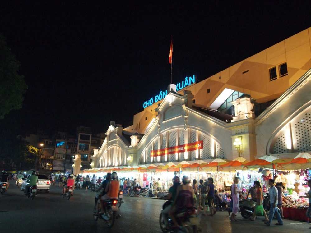 Dong Xuan Market at Night