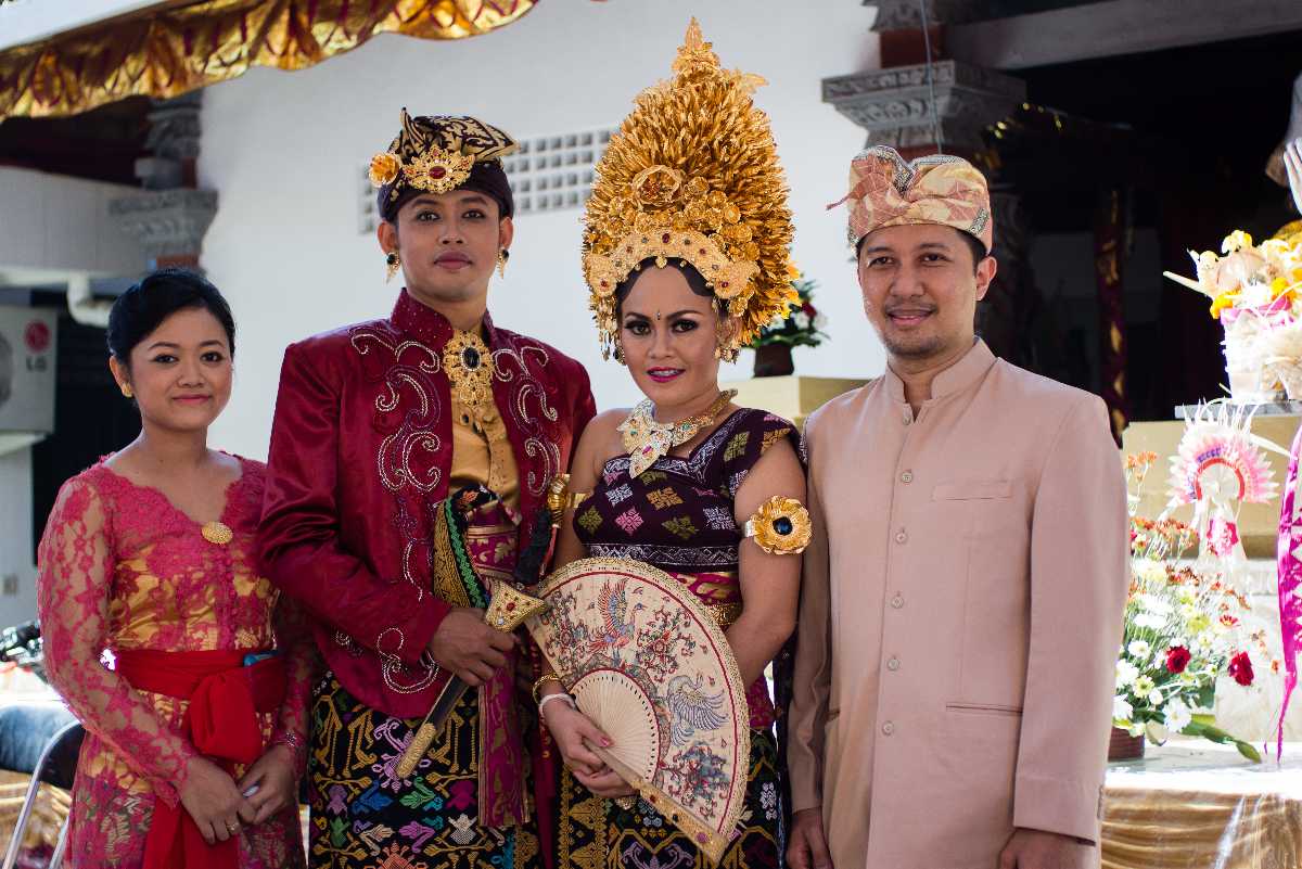Elegant & Colorful Indonesian Traditional Dress 🇮🇩 - YouTube