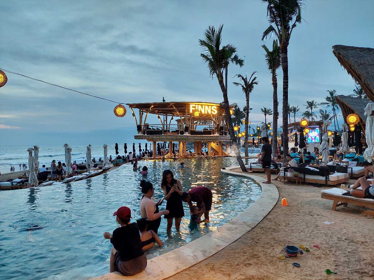Bali Tour Guide  FINNS Beach Club