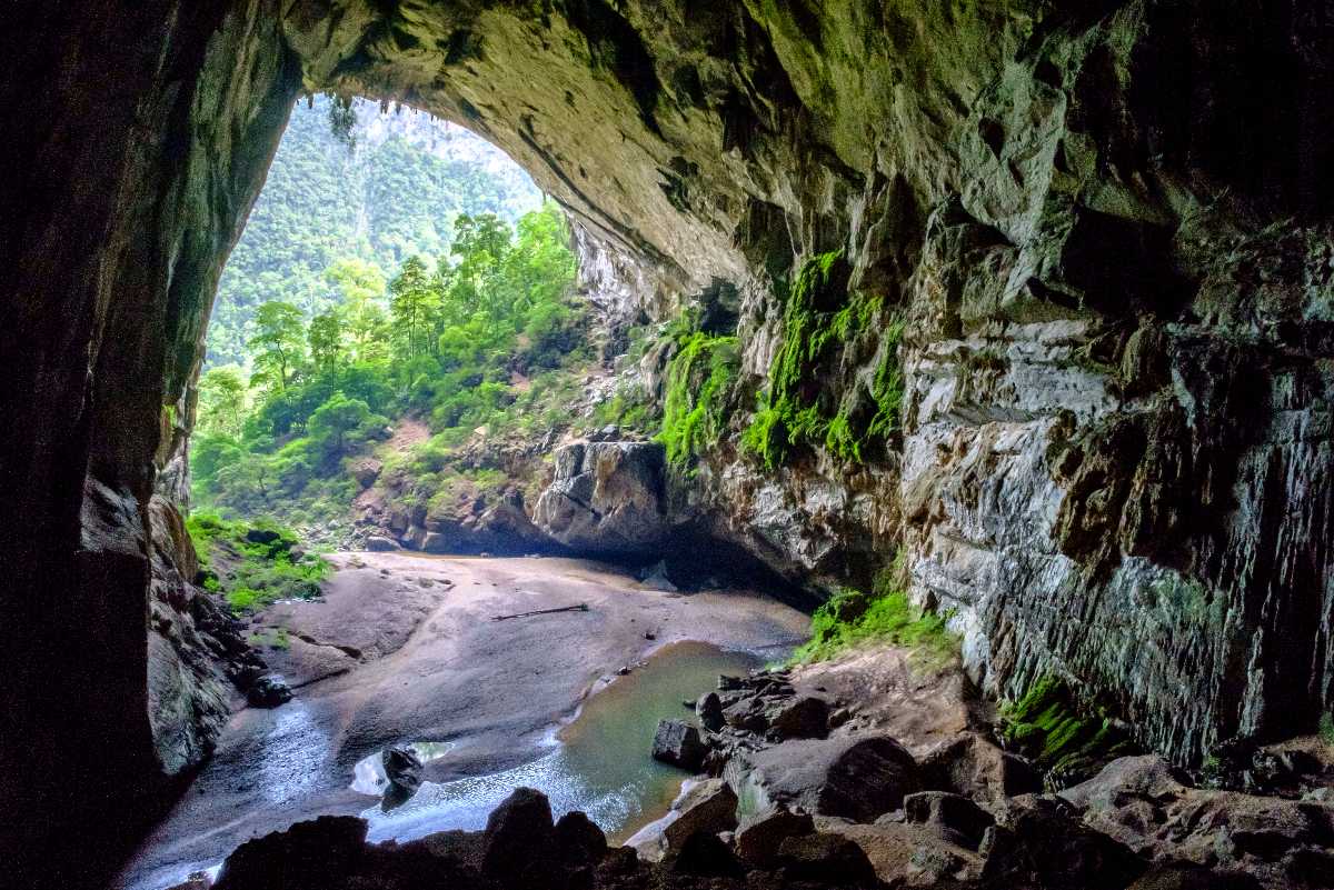 9 Caves in Vietnam For the Best Caving Experience