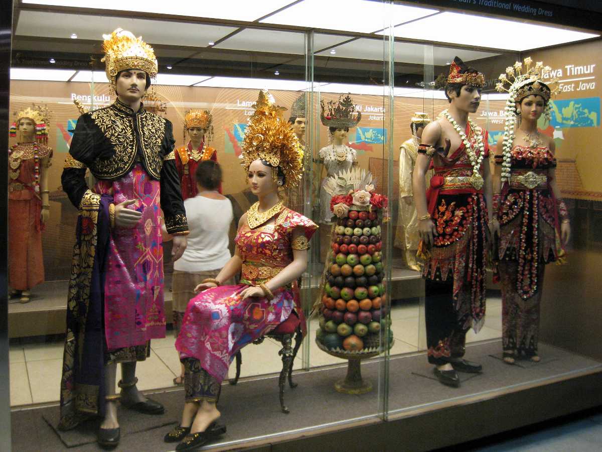 Indonesia Museum Traditional Dress 01 20190701122629 