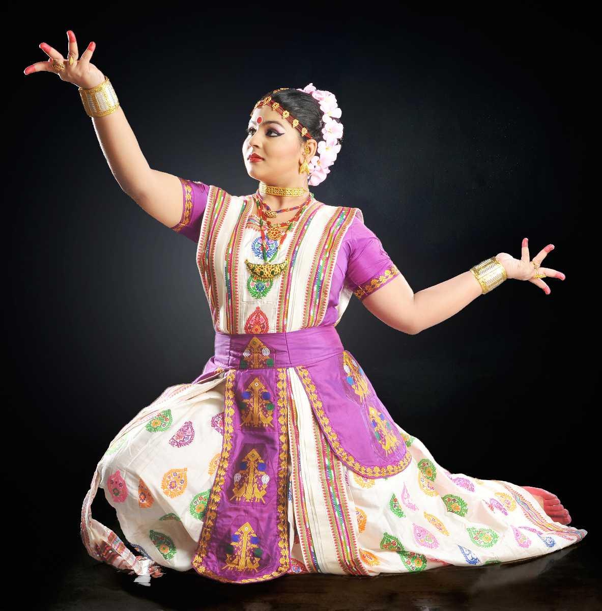 Dr Sohini Ray Classical Manipuri Dance Artiste received Devdasi Award 2013