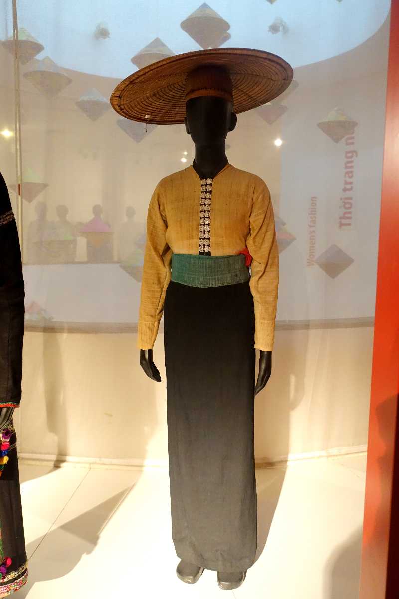 Traditional Dress of Vietnam for Men and Women