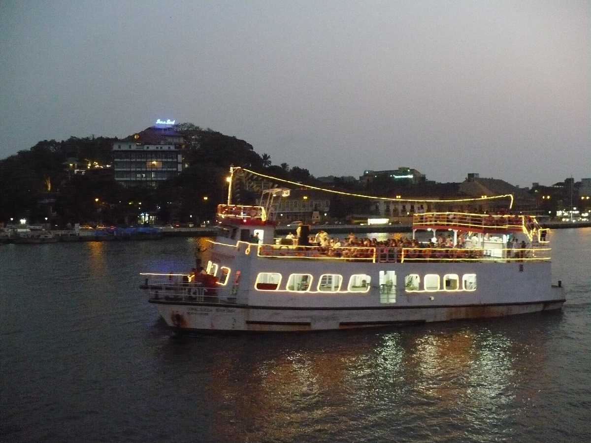 boat cruise on river mandovi