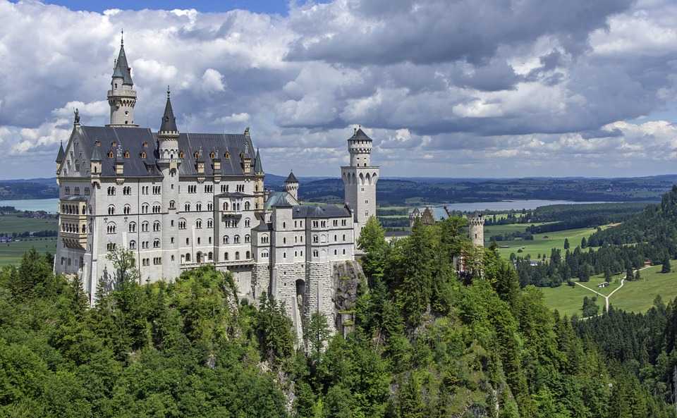 City of Castles in the World : 7 Cities That Are Perfect For Heritage Lovers