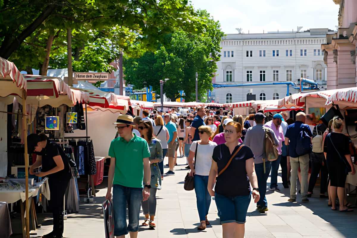 The Berlin Art Market by the Zeughaus