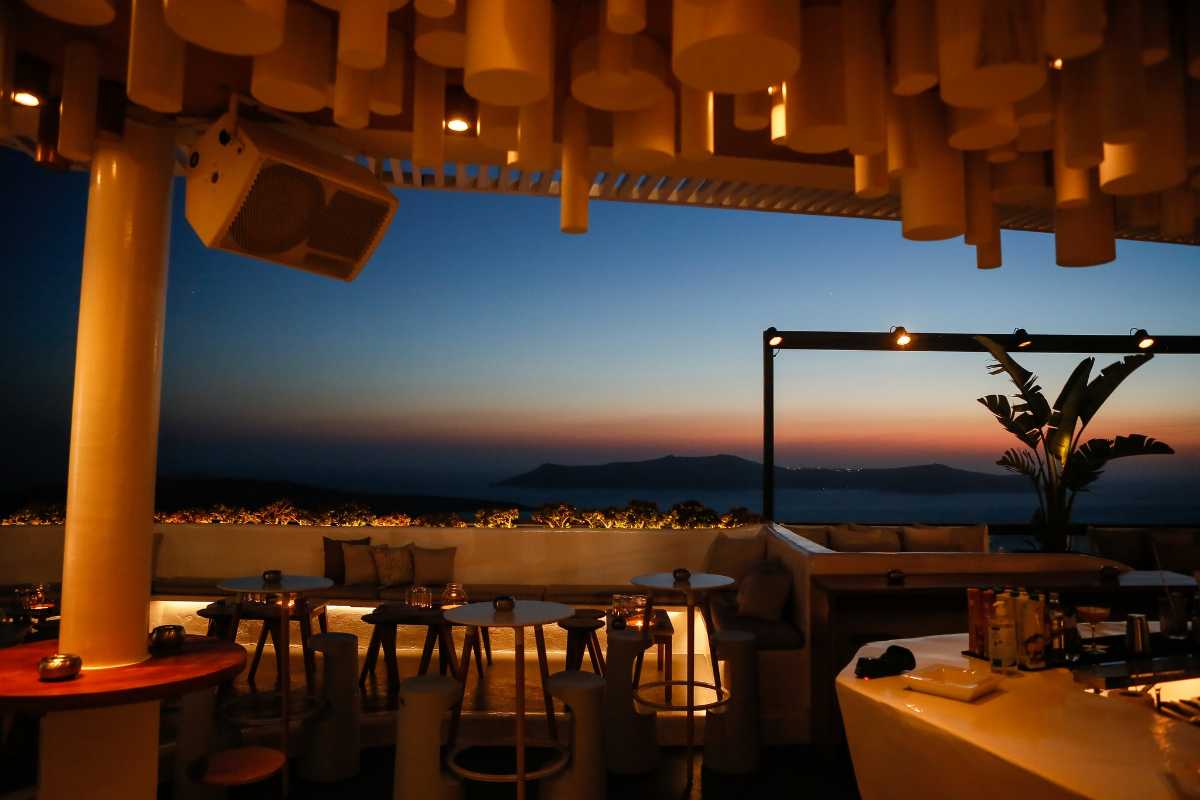 Top 20 Bars in Santorini for a Fun Evening - Holidify