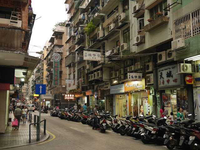 Shopping in Macau - 10 Best Hubs & 7 Things to Buy