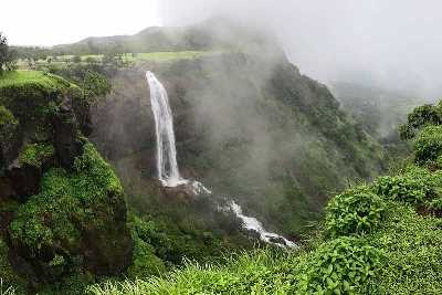 Raigad Fort Trek Maharashtra | History, Height, Timings, Ropeway Cost